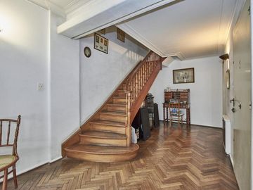 DUPLEX VENTA A 1 CUADRA  PLAZA VICENTE LOPEZ CON 4 DORMITORIOS.LUMINOSO