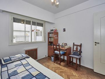 DUPLEX VENTA A 1 CUADRA  PLAZA VICENTE LOPEZ CON 4 DORMITORIOS.LUMINOSO