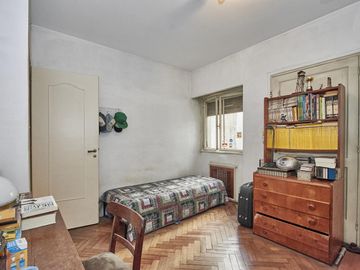 DUPLEX VENTA A 1 CUADRA  PLAZA VICENTE LOPEZ CON 4 DORMITORIOS.LUMINOSO