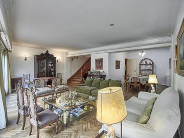 DUPLEX VENTA A 1 CUADRA  PLAZA VICENTE LOPEZ CON 4 DORMITORIOS.LUMINOSO