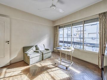 DUPLEX VENTA A 1 CUADRA  PLAZA VICENTE LOPEZ CON 4 DORMITORIOS.LUMINOSO