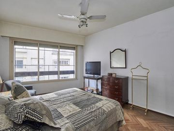 DUPLEX VENTA A 1 CUADRA  PLAZA VICENTE LOPEZ CON 4 DORMITORIOS.LUMINOSO