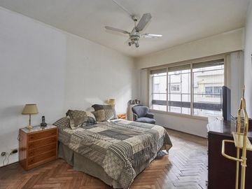 DUPLEX VENTA A 1 CUADRA  PLAZA VICENTE LOPEZ CON 4 DORMITORIOS.LUMINOSO