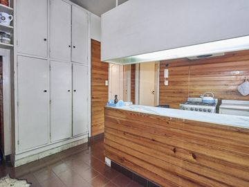 DUPLEX VENTA A 1 CUADRA  PLAZA VICENTE LOPEZ CON 4 DORMITORIOS.LUMINOSO
