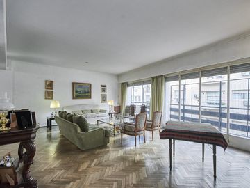 DUPLEX VENTA A 1 CUADRA  PLAZA VICENTE LOPEZ CON 4 DORMITORIOS.LUMINOSO