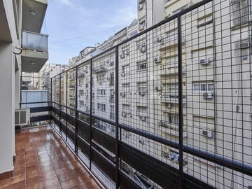 DUPLEX VENTA A 1 CUADRA  PLAZA VICENTE LOPEZ CON 4 DORMITORIOS.LUMINOSO