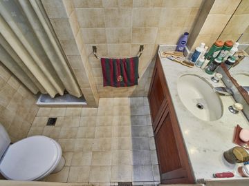 DUPLEX VENTA A 1 CUADRA  PLAZA VICENTE LOPEZ CON 4 DORMITORIOS.LUMINOSO
