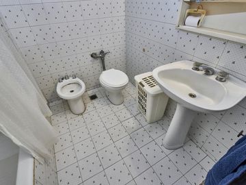 DUPLEX VENTA A 1 CUADRA  PLAZA VICENTE LOPEZ CON 4 DORMITORIOS.LUMINOSO