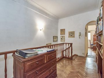 DUPLEX VENTA A 1 CUADRA  PLAZA VICENTE LOPEZ CON 4 DORMITORIOS.LUMINOSO