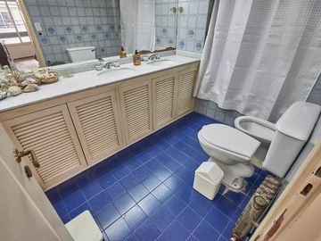 DUPLEX VENTA A 1 CUADRA  PLAZA VICENTE LOPEZ CON 4 DORMITORIOS.LUMINOSO