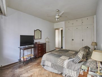 DUPLEX VENTA A 1 CUADRA  PLAZA VICENTE LOPEZ CON 4 DORMITORIOS.LUMINOSO