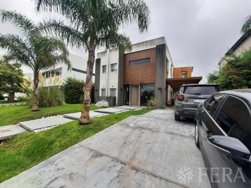 Venta casa 6 ambientes con terraza y piscina Altos de Hudson II