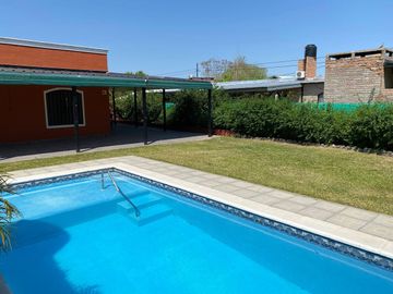Casa con pileta en venta a 100 metros de Ruta N1
