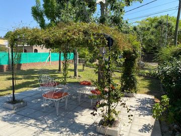Casa con pileta en venta a 100 metros de Ruta N1