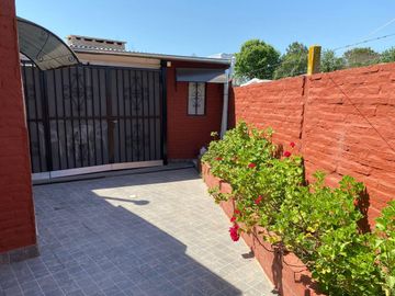 Casa con pileta en venta a 100 metros de Ruta N1