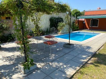 Casa con pileta en venta a 100 metros de Ruta N1