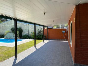 Casa con pileta en venta a 100 metros de Ruta N1