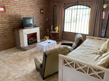Casa con pileta en venta a 100 metros de Ruta N1