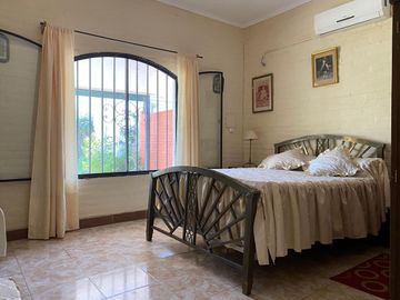 Casa con pileta en venta a 100 metros de Ruta N1
