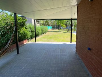 Casa con pileta en venta a 100 metros de Ruta N1