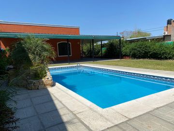 Casa con pileta en venta a 100 metros de Ruta N1