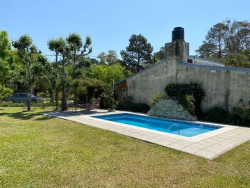Casa con pileta en venta a 100 metros de Ruta N1