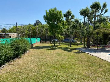 Casa con pileta en venta a 100 metros de Ruta N1