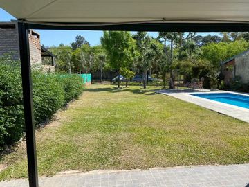 Casa con pileta en venta a 100 metros de Ruta N1
