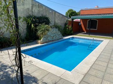 Casa con pileta en venta a 100 metros de Ruta N1