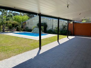 Casa con pileta en venta a 100 metros de Ruta N1