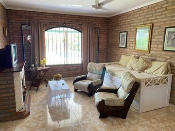 Casa con pileta en venta a 100 metros de Ruta N1