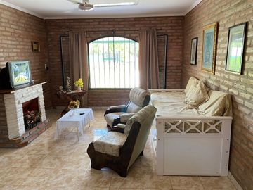 Casa con pileta en venta a 100 metros de Ruta N1