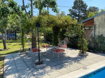 Casa con pileta en venta a 100 metros de Ruta N1