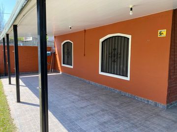 Casa con pileta en venta a 100 metros de Ruta N1