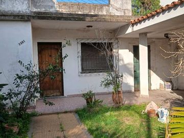 Casa en venta en Isidro Casanova