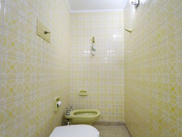 VENTA CASA 6 AMBIENTES MONTE CASTRO CON PARQUE