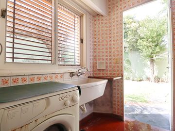 VENTA CASA 6 AMBIENTES MONTE CASTRO CON PARQUE