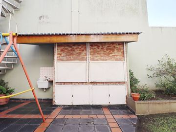 VENTA CASA 6 AMBIENTES MONTE CASTRO CON PARQUE