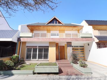 VENTA CASA 6 AMBIENTES MONTE CASTRO CON PARQUE