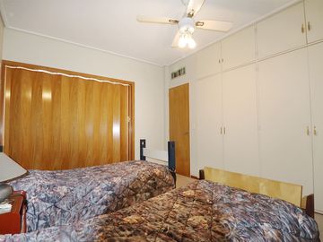 VENTA CASA 6 AMBIENTES MONTE CASTRO CON PARQUE