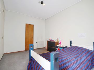 VENTA CASA 6 AMBIENTES MONTE CASTRO CON PARQUE