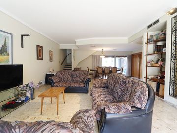 VENTA CASA 6 AMBIENTES MONTE CASTRO CON PARQUE