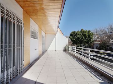 VENTA CASA 6 AMBIENTES MONTE CASTRO CON PARQUE