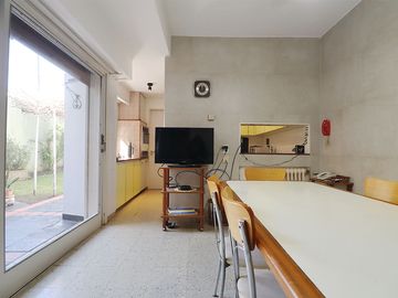 VENTA CASA 6 AMBIENTES MONTE CASTRO CON PARQUE
