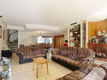 VENTA CASA 6 AMBIENTES MONTE CASTRO CON PARQUE