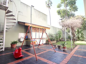 VENTA CASA 6 AMBIENTES MONTE CASTRO CON PARQUE
