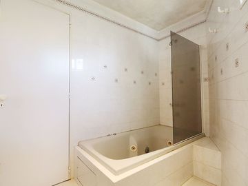 VENTA CASA 6 AMBIENTES MONTE CASTRO CON PARQUE