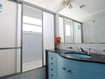 VENTA CASA 6 AMBIENTES MONTE CASTRO CON PARQUE