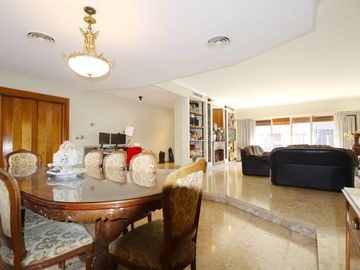 VENTA CASA 6 AMBIENTES MONTE CASTRO CON PARQUE