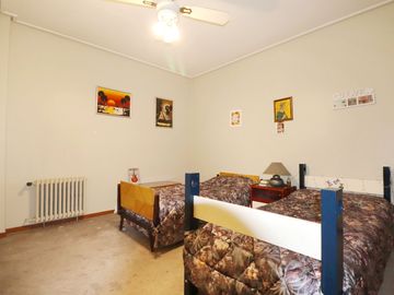 VENTA CASA 6 AMBIENTES MONTE CASTRO CON PARQUE